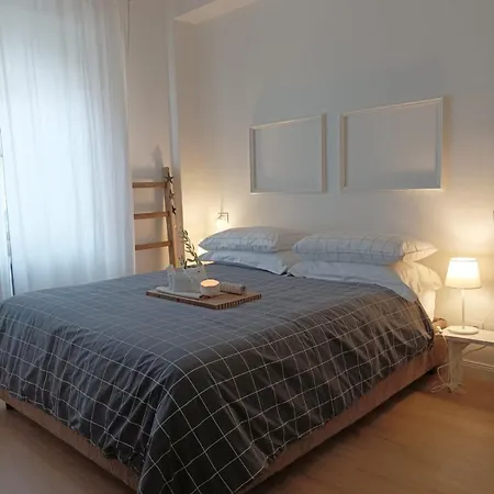 12 Living Apartment